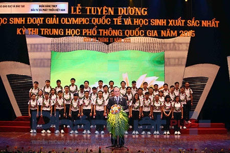 Chủ tịch Quốc hội Nguyễn Sinh Hùng biểu dương và căn dặn các học sinh trong buổi lễ tuyên dương. Ảnh: Loan Bảo.