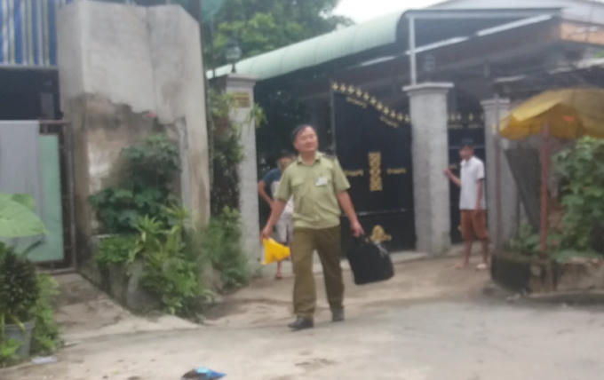 Cán bộ Chi cục QLTT đến kiểm tra Công ty Hoài Thương, luôn có sự cảnh giác của những người được xem là của Công ty Hoài Thương.