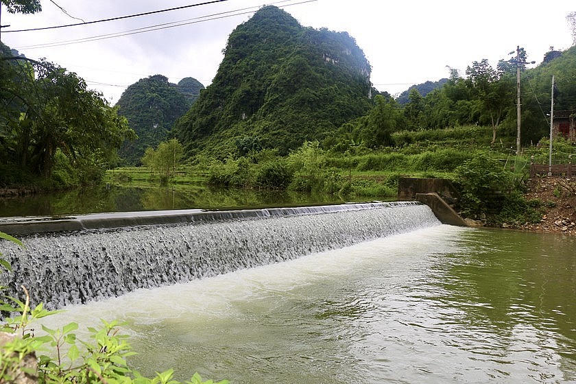 Trước làng, có dòng suối Khuổi Ky chạy qua càng góp phần tô điểm cho bức tranh thiên nhiên trở nên thơ mộng, đầy mê hoặc. (Ảnh: Lê Hanh)