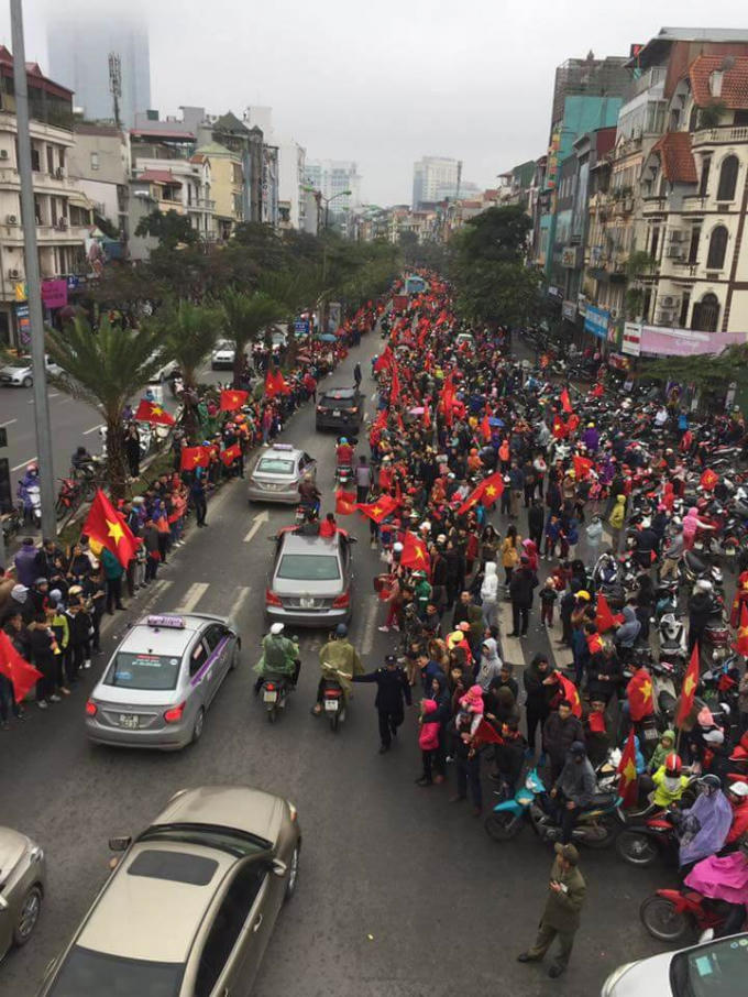Hàng nghìn người hâm mộ chào đón các cầu thủ trên đường Đào Tấn.
