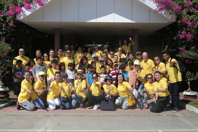 Nguyễn Thị Th&agrave;nh  đưa Ngọc V&acirc;n, Thu Thảo đi thăm trẻ mồ c&ocirc;i Đ&agrave; Nẵng