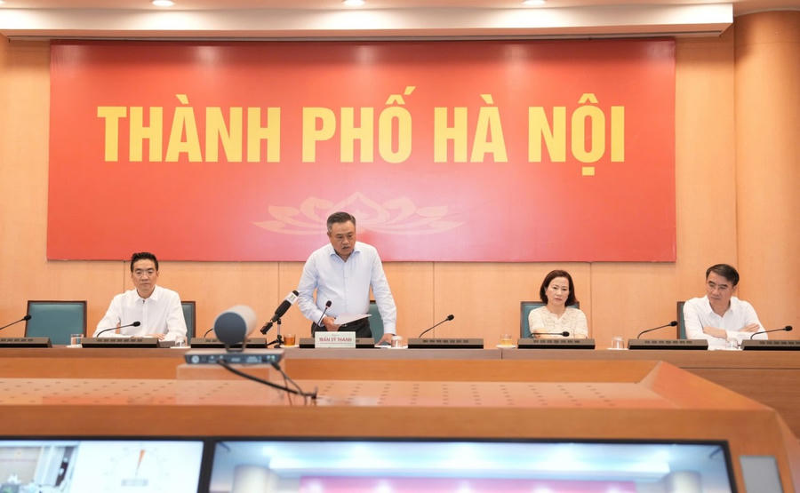 Chủ tịch UBND thành phố Trần Sỹ Thanh phát biểu từ đầu cầu Hà Nội trong phiên họp trực tuyến. Ảnh: VGP