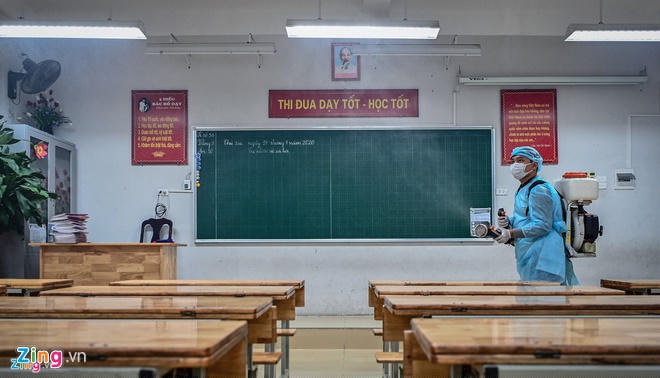 Phun hóa chất khử trùng tại trường THCS Mậu Lương (quận Hà Đông, Hà Nội) tối ngày 31/1. Ảnh: Việt Linh.