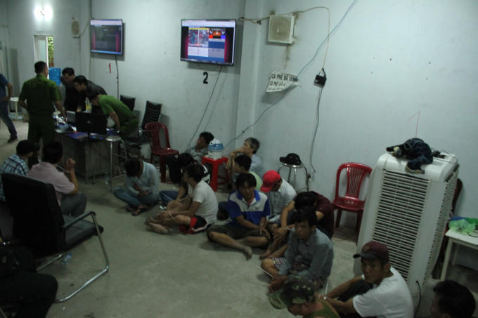 Các đối tương bị bắt quả tang khi đang đánh bạc.