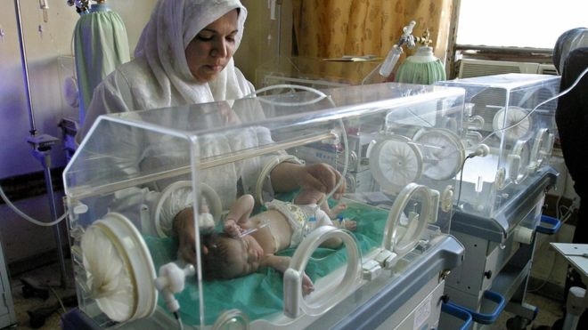 Trẻ sinh non được chăm sóc tại phòng bệnh đặc biệt tại bệnh viện Yarmourk. (Ảnh: AFP)