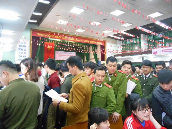 Xếp hàng lấy dụng cụ hiến máu.