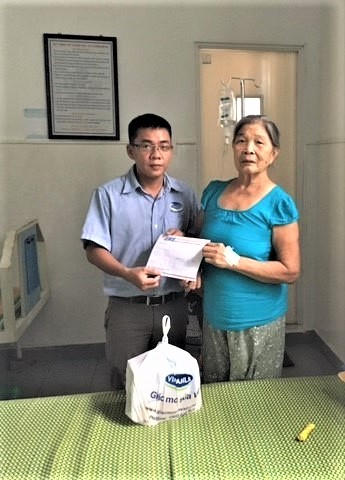 Đại diện Vinamilk thăm hỏi, động viên và trao quà cho mẹ Nguyễn Thị Nhung, trú tại Cẩm Hà, Hội An, Quảng Nam.