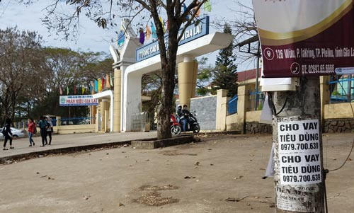 Dịch vụ "cho vay tiêu dùng" len lỏi đến cổng Trường Cao đẳng Sư phạm Gia Lai Ảnh: HOÀNG THANH