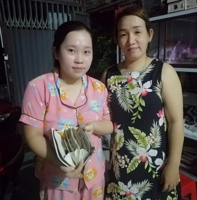 Sau hơn 1 giờ đăng tải thông tin, Chị Thạnh đã tìm được chủ sở hữu cái ví và đã trao trả lại