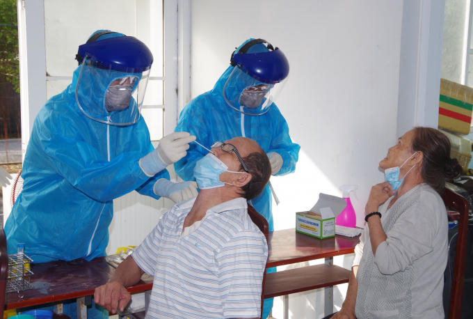 CDC- Bac Lieu dang lay mau xet nghiem Covid 19