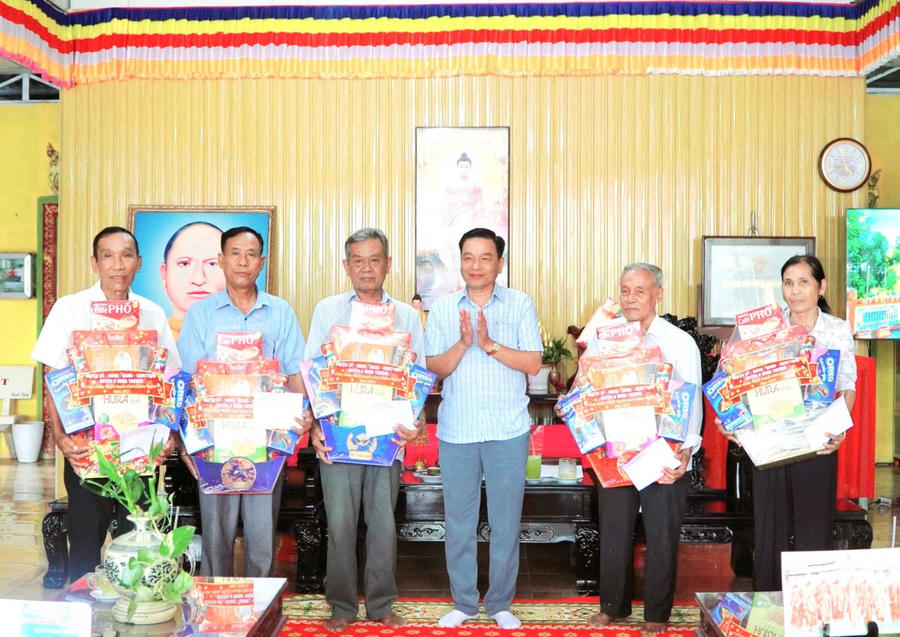 Ông Phùng Quốc Bình – Bí thư Huyện ủy huyện U Minh Thượng tặng quà cho các gia đình chính sách