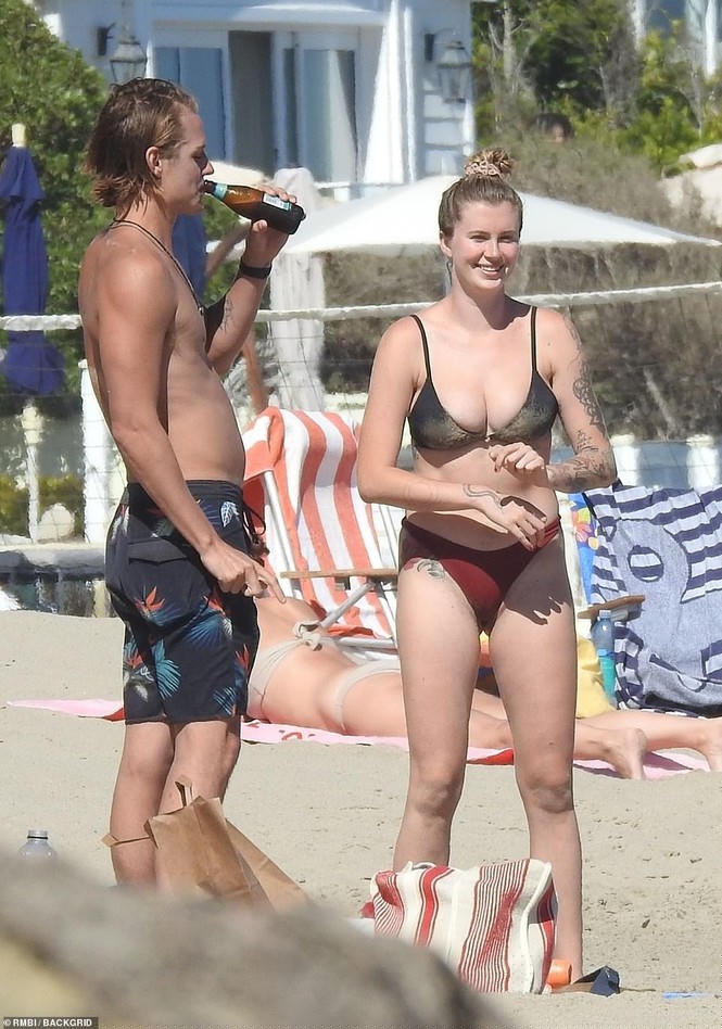 Mẫu 9x Ireland Baldwin 'thả thính' với bikini nhỏ xíu, siêu 'bốc lửa' ở biển - ảnh 9