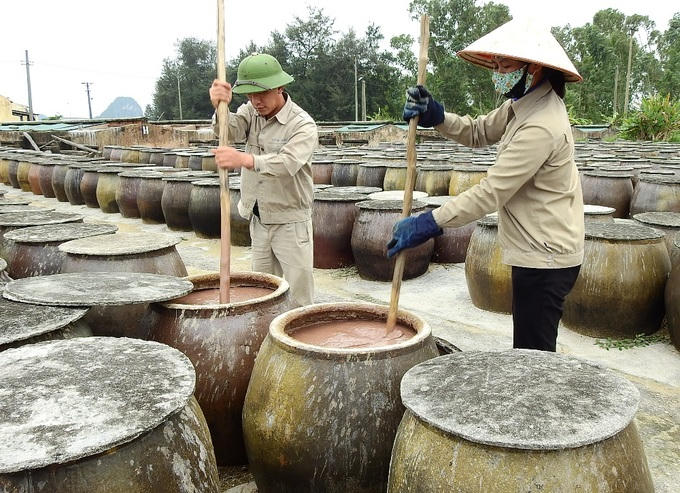 Hàng ngày công nhân mở nắp chum để đón ánh nắng, sau đó trộn đều nguyên liệu. Công đoạn này kéo dài trong 24 tháng cho tới khi đó xác cá rã ra thành chất lỏng sền sệt. Khi mắm chín xác cá sẽ đọng xuống dưới đáy chum.