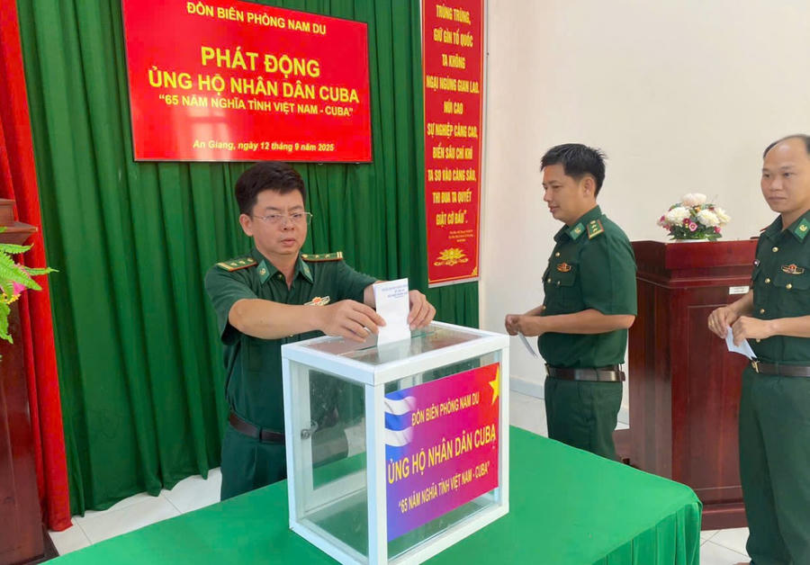 Cán bộ, chiến sĩ BĐBP Đồn Biên phòng Nam Du quyên góp ủng hộ nhân dân Cuba.