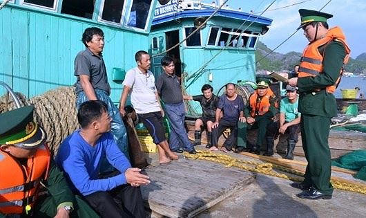 Bộ đội Biên phòng Hải phòng đang PBGDPL cho ngư dân.