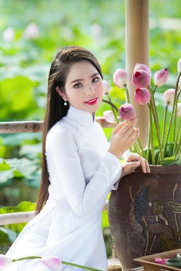 Hoa hậu Dương Kim &Aacute;nh đẹp thuần khiết b&ecirc;n hoa sen