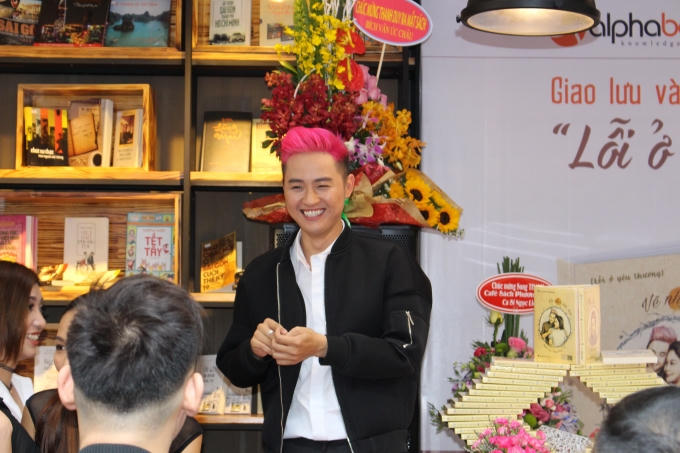 Nam ca sĩ cười thả ga trong lễ ra mắt cuốn sách đầu tay của mình (Ảnh: Phạm Thịnh)