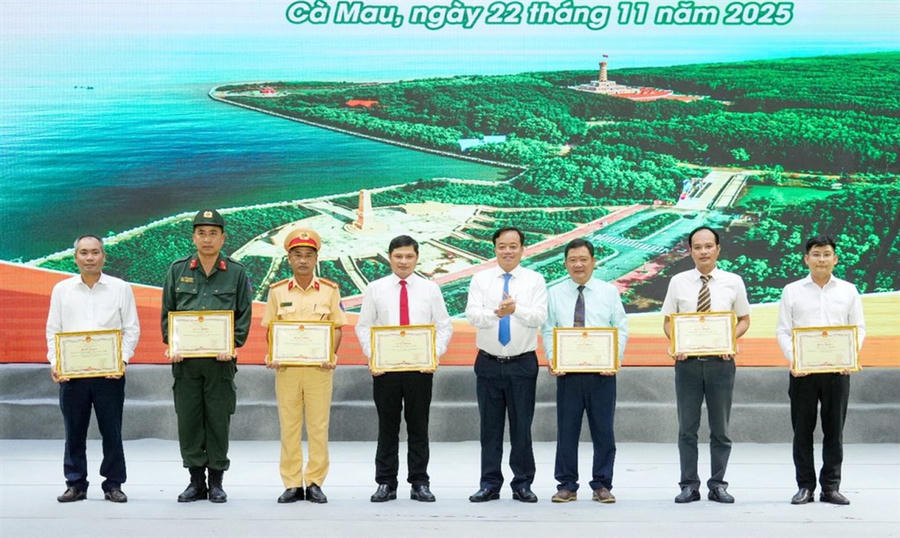 Ông Huỳnh Quốc Việt – Ủy viên dự khuyết Trung ương Đảng, Phó Bí thư Thường trực Tỉnh ủy, Chủ tịch Ủy ban MTTQ Việt Nam tỉnh Cà Mau, trao Bằng khen cho các tập thể có thành tích trong công tác tổ chức Ngày hội.