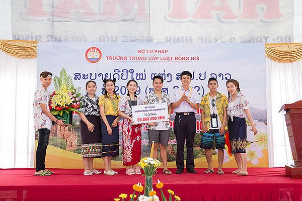 Lãnh đạo trường Trung cấp luật Đồng Hới phát biểu chúc mừng và tặng qùa cho các em lưu học sinh Lào.