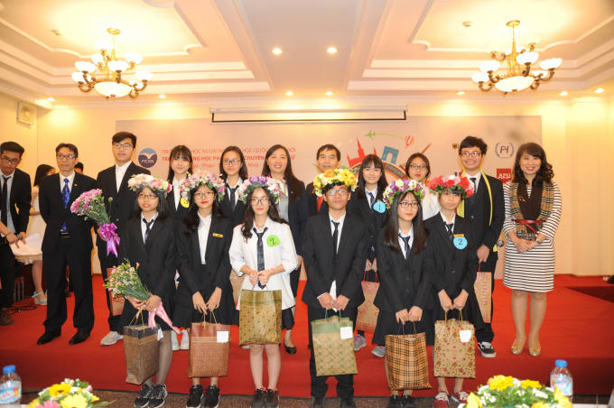 Trao giải cho các thí sinh đạt giải nhất và giải nhì của cuộc thi.
