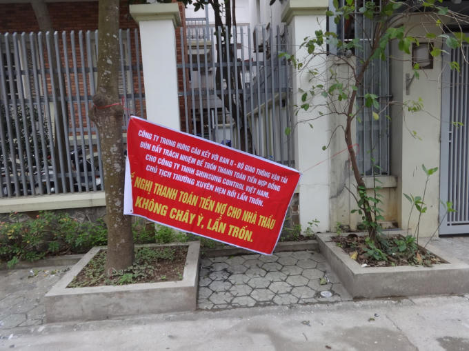 Băng rôn yêu cầu trả nợ được trao lại trước cửa Công ty CP đầu tư xây dựng Trung Hưng.