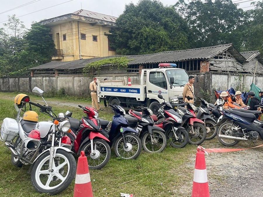 Nhiều học sinh sử dụng xe gắn máy có dung tích hơn 50 cm﻿3 để đến trường.
