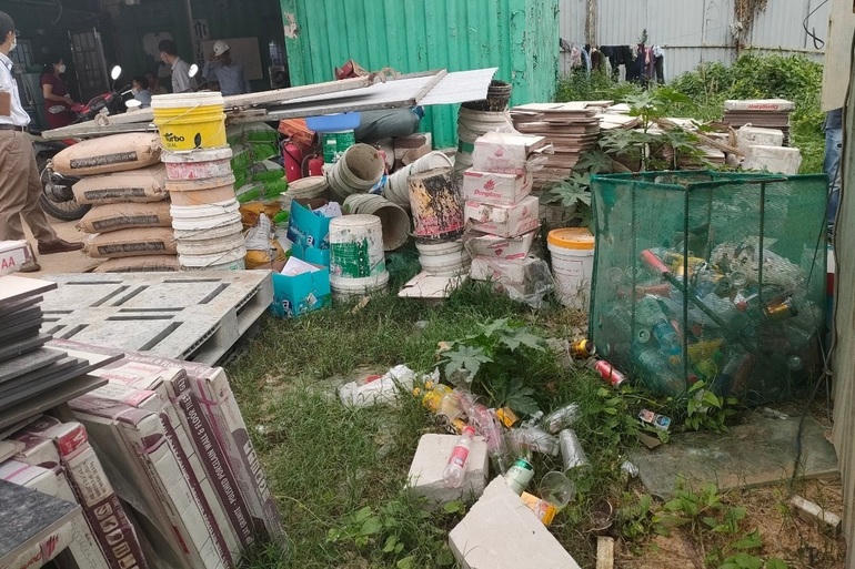 Công trường xây dựng có nhiều rác thải, dụng cụ chứa nước đa dạng gây khó khăn cho việc kiểm soát sự phát triển của quần thể muỗi truyền bệnh (Ảnh: HCDC).