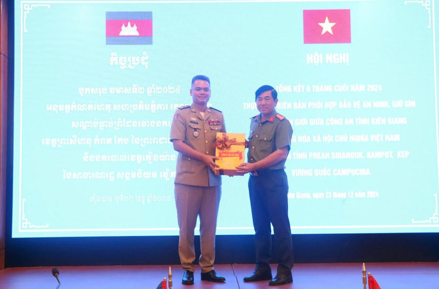 Đại tá Nguyễn Văn Hận – Giám đốc Công an tỉnh tặng quà lưu niệm cho Công an 03 tỉnh của Campuchia.