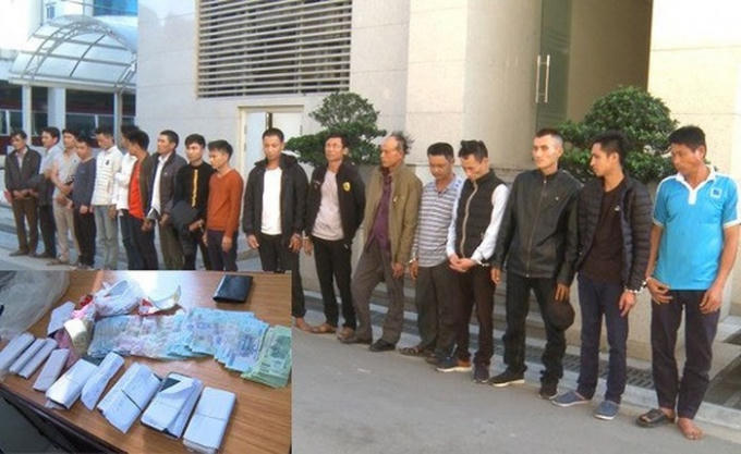 18 đối tượng và tang vật vụ đánh bạc.