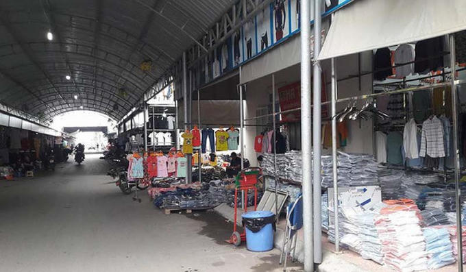 Một số ki ốt kinh doanh lấn chiếm vỉa hè, lòng đường.