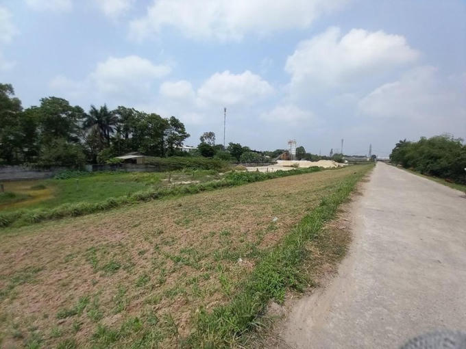 Trạm trộn bê tông Hà Hải nằm sát ngay chân đê sông Thái Bình.