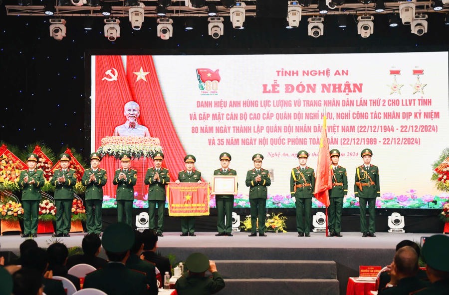 Thừa ủy quyền Chủ tịch nước, Đại tướng Nguyễn Tân Cương - Tổng Tham mưu trưởng Quân đội Nhân dân Việt Nam, Thứ trưởng Bộ Quốc phòng đã trao tặng danh hiệu Anh hùng LLVT Nhân dân cho LLVT tỉnh Nghệ An.