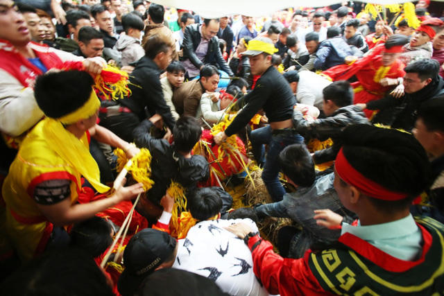 Cảnh tượng dẫm đạp lên nhau cướp lộc ở hội Gióng đền Sóc vừa qua. Ảnh: N.T