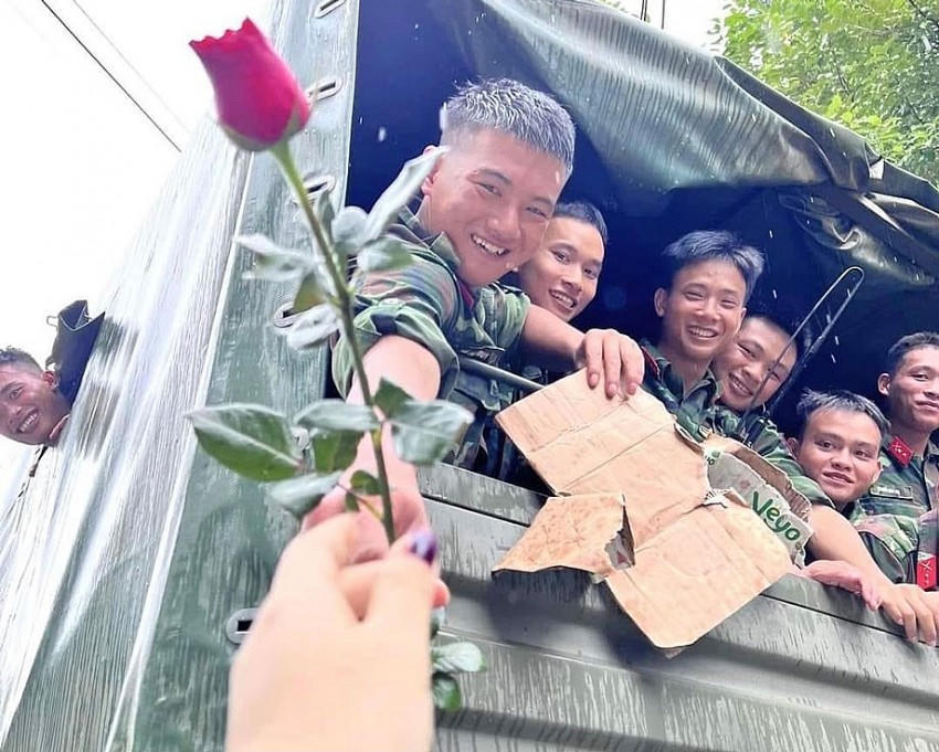 Những bông hoa nhỏ thay lời cảm ơn và tình cảm của người dân gửi các chiến sĩ.