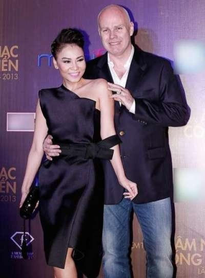 Chồng của cô hiện giờ là người gốc Hà Lan rất giàu có.