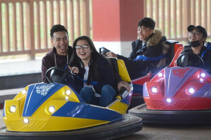 Dàn siêu xe hiện đại sang trọng với những cảm giác va chạm thú vị đem lại cảm giác sự hưng phấn thích thú cho các nhóm bạn và gia đình. Sum vầy đầu năm, tận hưởng cùng nhau nhiều cung bậc cảm xúc trước khi trở lại với công việc thường nhật, Dragon Park đã góp thêm cho cái Tết của những người dân miền Bắc những trải nghiệm mới mẻ, vui thích đầy ấn tượng.