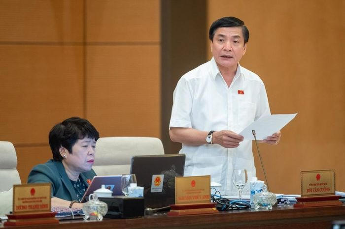 Tổng Thư ký Quốc hội, Chủ nhiệm Văn phòng Quốc hội Bùi Văn Cường cho rằng không nên loại trừ các lĩnh vực nêu trên và nêu vấn đề có nên giảm thuế với hàng hóa, dịch vụ chịu thuế suất VAT 5%.