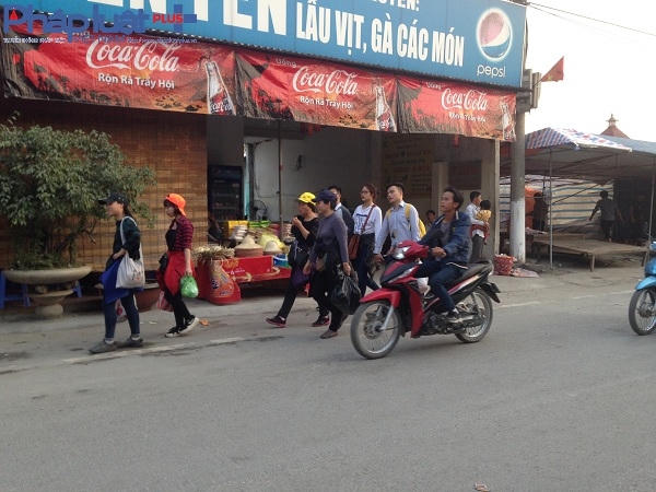 Du khách đã đổ về đây thưởng ngoạn quần thể thắng cảnh di tích chùa Hương và dâng Hương lễ Phật.