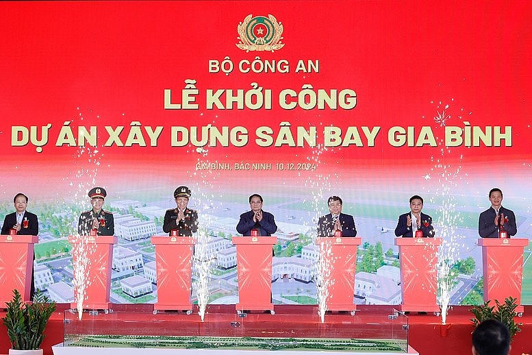 Thủ tướng Phạm Minh Chính và các đại biểu thực hiện nghi thức khởi công dự án xây dựng sân bay Gia Bình ngày 10/12/2024.