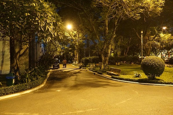 Các lối đi khuôn viên bệnh viện Thống Nhất đêm giao thừa vắng vẻ.