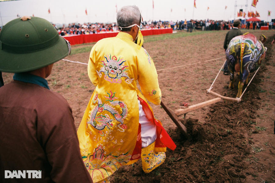 Từ khi lễ được khôi phục, các vị Chủ tịch nước cũng đã về dự, tự tay thực hiện nghi thức Lễ Tịch điền - xắn tay xắn quần xuống đồng đi cày.