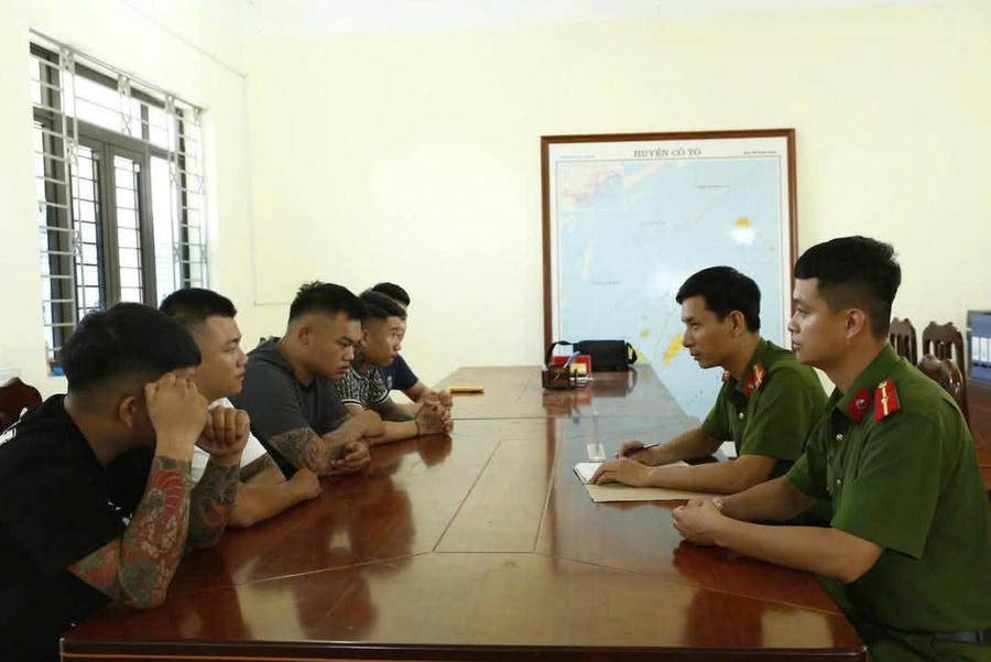 Lực lượng chức năng lấy lời khai các đối tượng.