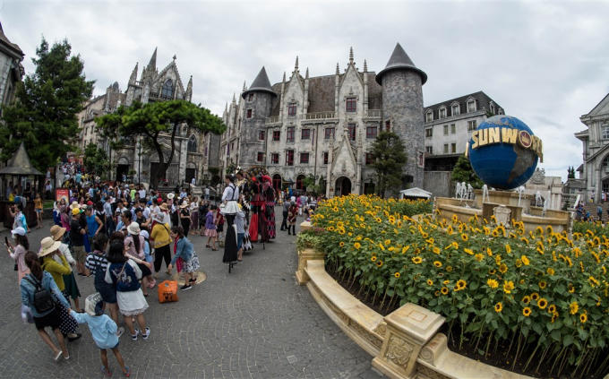Tọa lạc trong khuôn viên Làng Pháp thuộc khu du lịch Sun World Ba Na Hills, khách sạn Mercure Danang French Village Bana Hills sở hữu