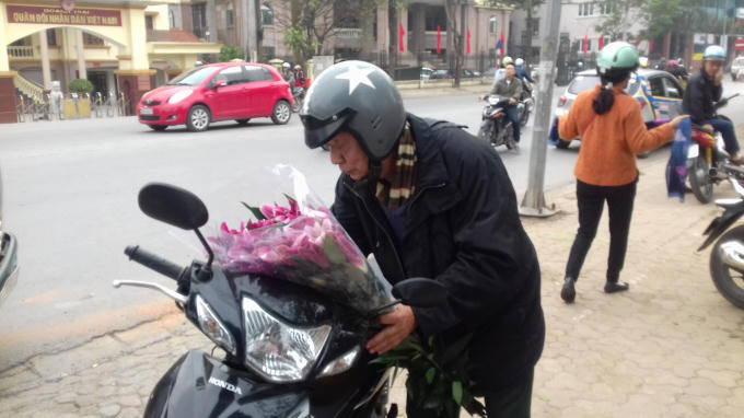 Những bó hoa ly nở rất đẹp nhưng "lệch nhịp" nên người trồng cây bán mong vớt vát lại chút vốn.