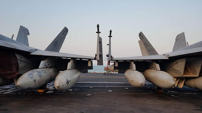 Máy bay chiến đấu trên boong tàu Vinson