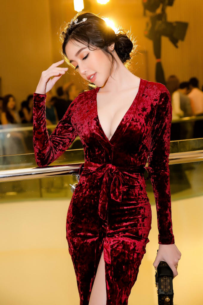 Diện trang phục k&iacute;n đ&aacute;o, Elly Trần vẫn khoe kh&eacute;o số đo gợi cảm
