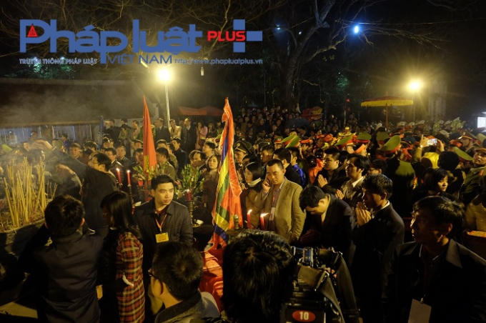 Biển người nêm chặt tại khu vực sân đền Thiên Trường - nơi diễn ra lễ khai hội chính.