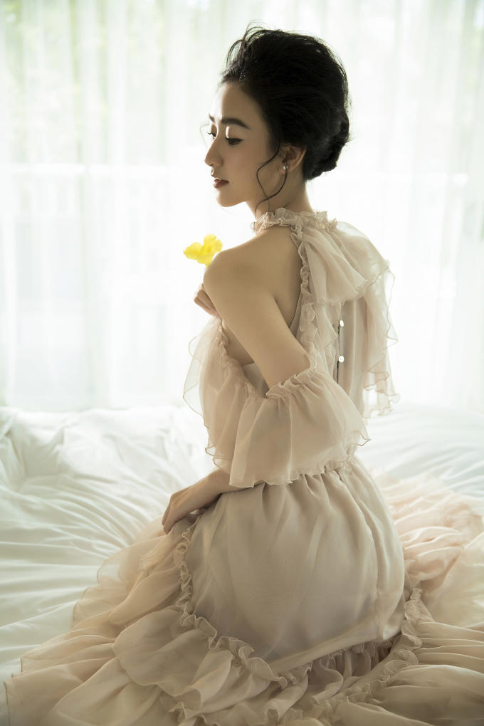 Những bộ v&aacute;y được may giản đơn nhưng kh&eacute;o l&eacute;o gi&uacute;p khoe bờ vai của người phụ nữ, qua đ&oacute; khi diện v&agrave;o H&agrave; Thu trở n&ecirc;n đằm thắm v&agrave; ngọt ng&agrave;o hơn.