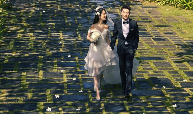 Trang Apple (Đài Loan) đưa tin Hoắc Kiến Hoa có mặt kịp thời lúc vợ sinh. Anh rất xúc động khi được lên chức bố. Nam diễn viên hy vọng con gái sẽ xinh đẹp và có tính cách giống mẹ. Ảnh Sina.