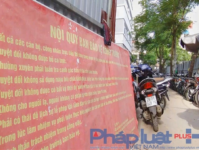 Theo một số người dân cho biết, hầu hết các nhân viên tại đây đều nằm trong ban bảo vệ công trình trường tiểu học bà Triệu.